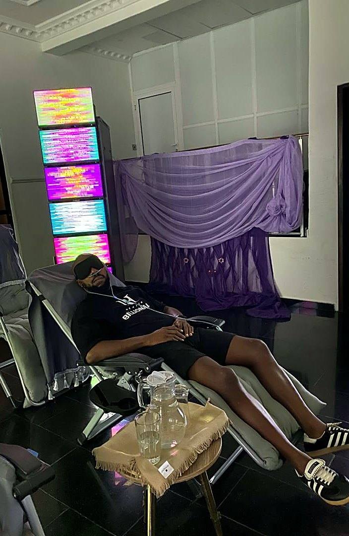 A client resting in a recliner during a Scalar Soak